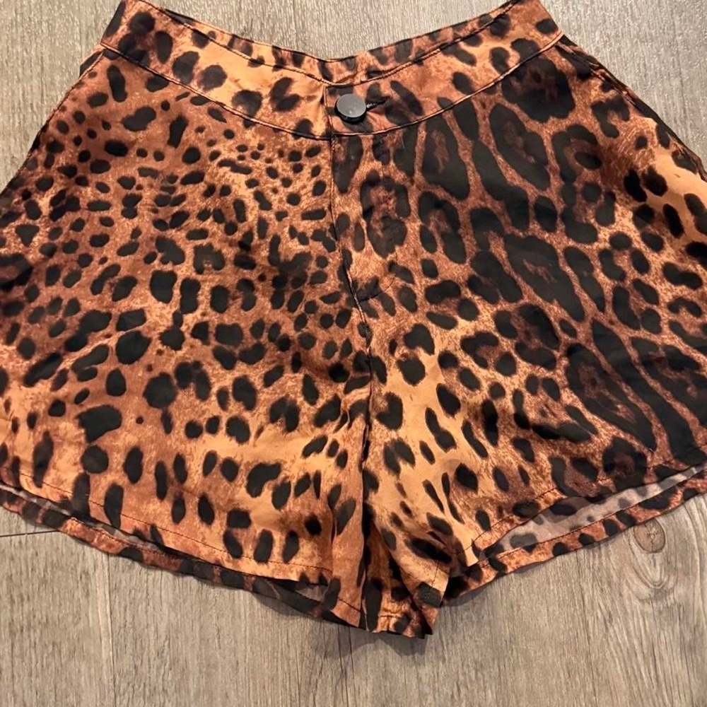 Vintage y2k 2000s Leopard print shorts bloomers with a cute button detail